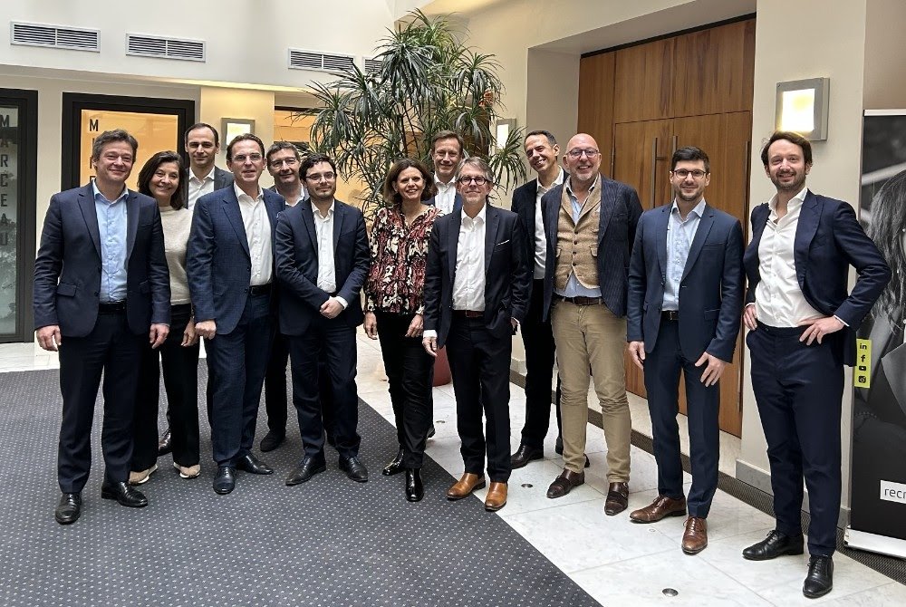 De gauche à droite : Sylvain de Chaumont, Président Oratio Avocats – Valérie Giet, Directeur Général Oratio Avocats – Maxime Cotin, Directeur de missions Cofigex – Frédéric Durand, Directeur Général Cofigex – Laurent Krier, Directeur Général Cofigex – Arnaud Le Strat, Associé Cofigex – Sylvie Dréno, Présidente Directrice Générale Cofigex – Jean-Charles Norris, Associé Cofigex – Samuel Ronflé, Président Baker Tilly – Vincent Bomont, Associé Cofigex – Olivier Journet, Associé Baker Tilly, Directeur M&A Groupe – Arnaud Delachaux, Directeur Transaction Services Cofigex – Axel Richebraque, Directeur M&A Blue Partners Finance De gauche à droite : Sylvain de Chaumont, Président Oratio Avocats – Valérie Giet, Directeur Général Oratio Avocats – Maxime Cotin, Directeur de missions Cofigex – Frédéric Durand, Directeur Général Cofigex – Laurent Krier, Directeur Général Cofigex – Arnaud Le Strat, Associé Cofigex – Sylvie Dréno, Présidente Directrice Générale Cofigex – Jean-Charles Norris, Associé Cofigex – Samuel Ronflé, Président Baker Tilly – Vincent Bomont, Associé Cofigex – Olivier Journet, Associé Baker Tilly, Directeur M&A Groupe – Arnaud Delachaux, Directeur Transaction Services Cofigex – Axel Richebraque, Directeur M&A Blue Partners Finance