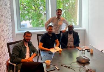 © Chapter54 (Les co-fondateurs de Kawarizmi, Hakim Hattou et Salif Diop, avec leur mentor, Kamil Senhaji (debout) ; au premier plan, Hamza Iraqi, Scaleup Success Manager de Chapter54). 
