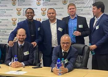 © EDF Renouvelables / de gauche à droite : Tristan de Drouas, Tulani Koom, Sheldon Vandrey, Bruno Fyot, Cobus Pieterse, Michael Jonker 