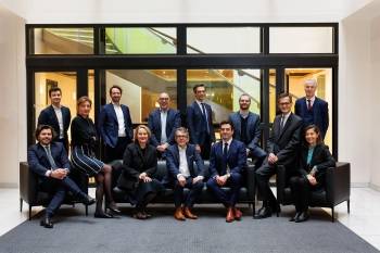 © En première ligne de gauche à droite : Thomas Woestelandt, Directeur associé Ledouble – Stéphanie Guillaumin, Associée Ledouble – Agnès Piniot, Associée-Présidente Ledouble – Samuel Ronflé, Président Baker Tilly – Romain Delafont, Associé-Directeur Général Ledouble – Olivier Cretté, Associé Ledouble –Valérie Giet, Directeur Général Oratio AvocatsEn seconde ligne de gauche à droite : Olivier Carmès, Avocat – Axel Richebraque, Directeur M&A Blue Partners Finance – Olivier Journet, Associé Baker Tilly, Directeur M&A Groupe – Jonathan Nilly, Associé Ledouble – Sébastien Sancho, Associé Ledouble – Gilles Gaillard, Avocat