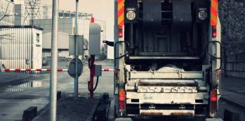 Contrôle du badge pour enregistrer la pesée du camion © Tradim Contrôle du badge pour enregistrer la pesée du camion © Tradim