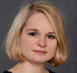 Tereza Courmont-Vlkova, Paul Hastings