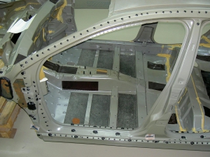 Caisse automobile après cuisson cataphorèse et cuisson peinture - wikimedia/Cjp24 